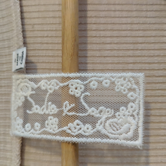 Sadie & Sage Cream V Neck - Picture 2 of 4